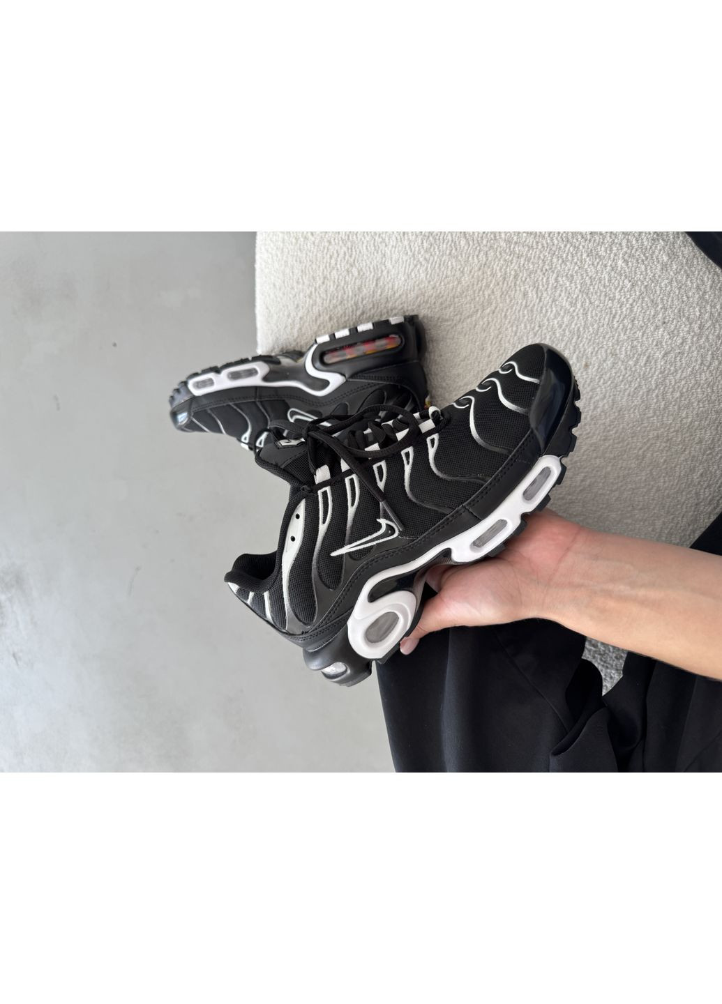 Черные демисезонные кроссовки мужские nike air max tn black / white nik-0497 найк аир макс тн плюс No Brand
