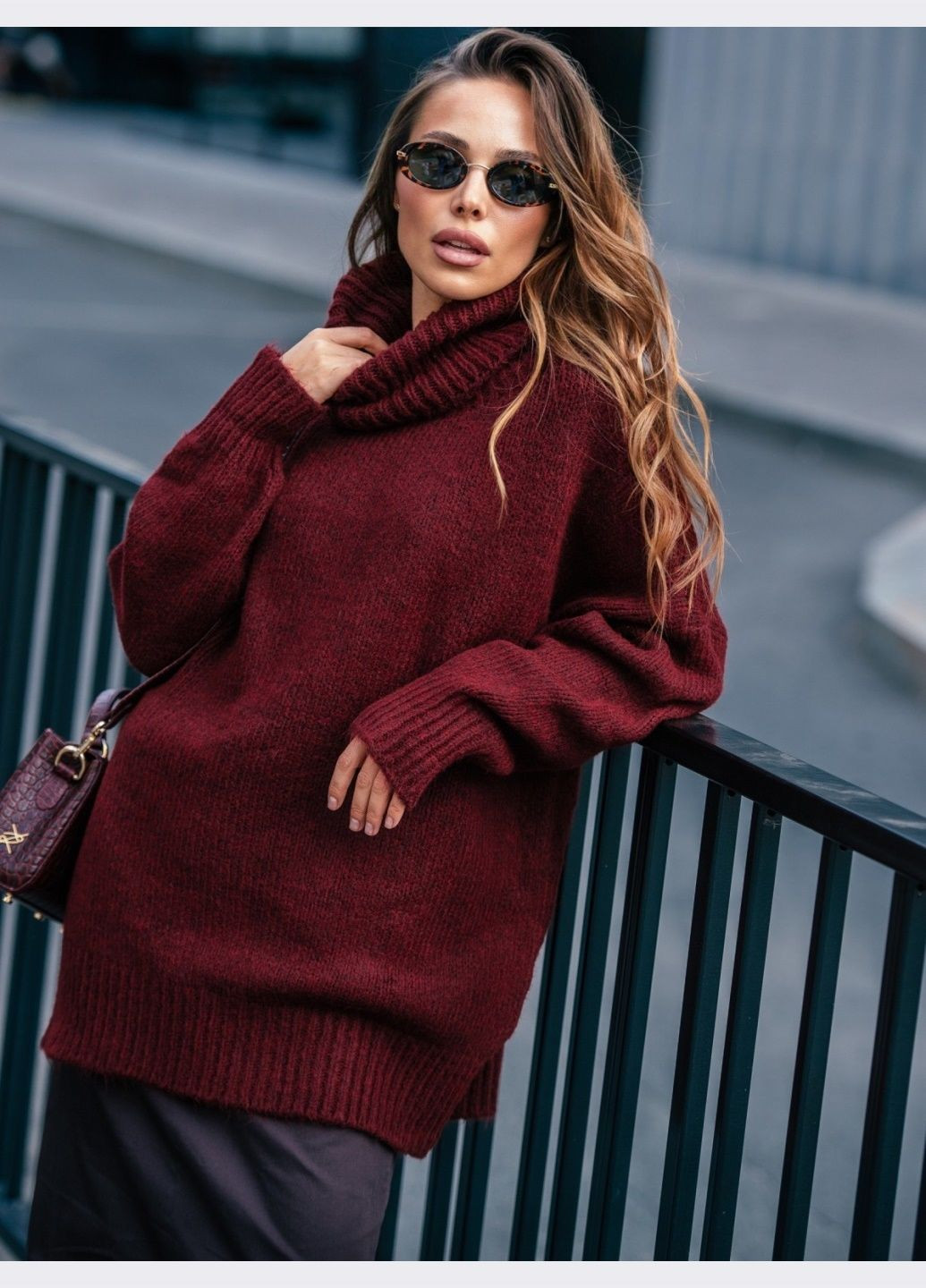 Бордовий демісезонний светр бордового кольору з високим коміром Dressa