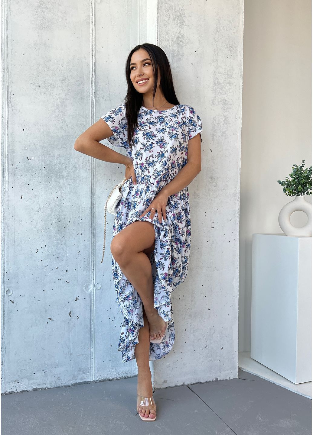 Белое джинсовое, повседневный, кэжуал легкое длинное платье в нежном цветочном принте INNOE с цветочным принтом