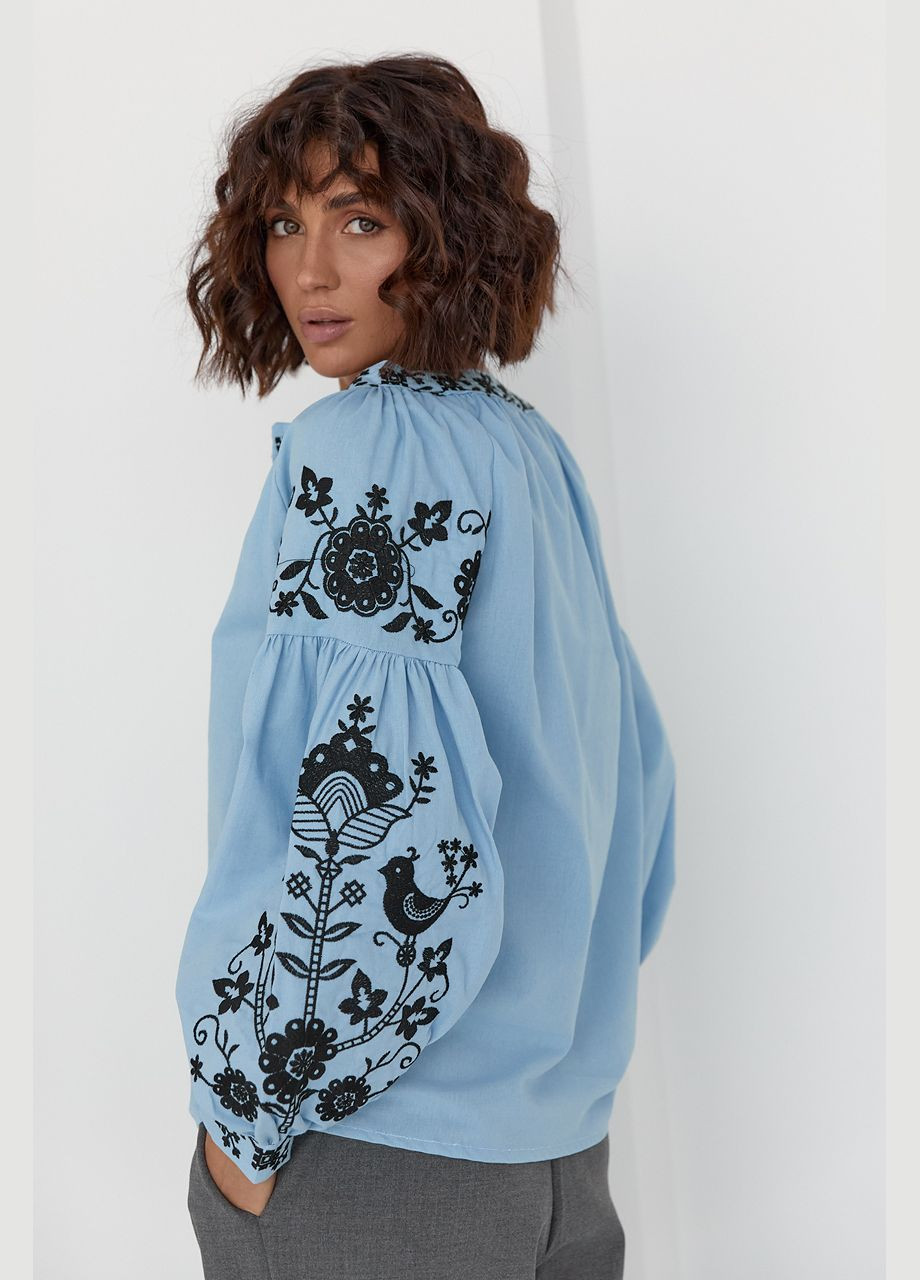 Голубая женская вышиванка с вышивкой гладью на рукавах. ESQ хлопок (319493460)