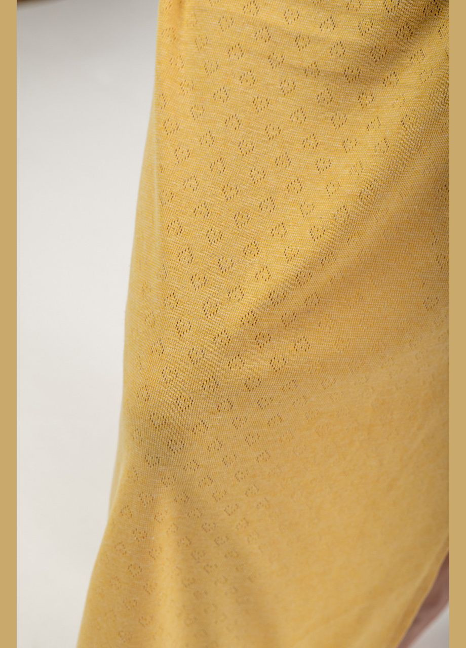 Желтое кэжуал трикотажное платье с широкими бретелями приталенного силуэта платье-майка V.O.G. однотонное
