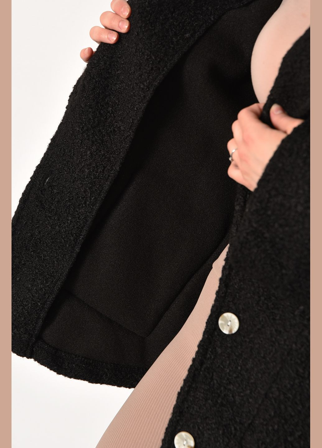 Чорне демісезонне Пальто жіноче напівбатальне вкорочене чорного кольору Let's Shop