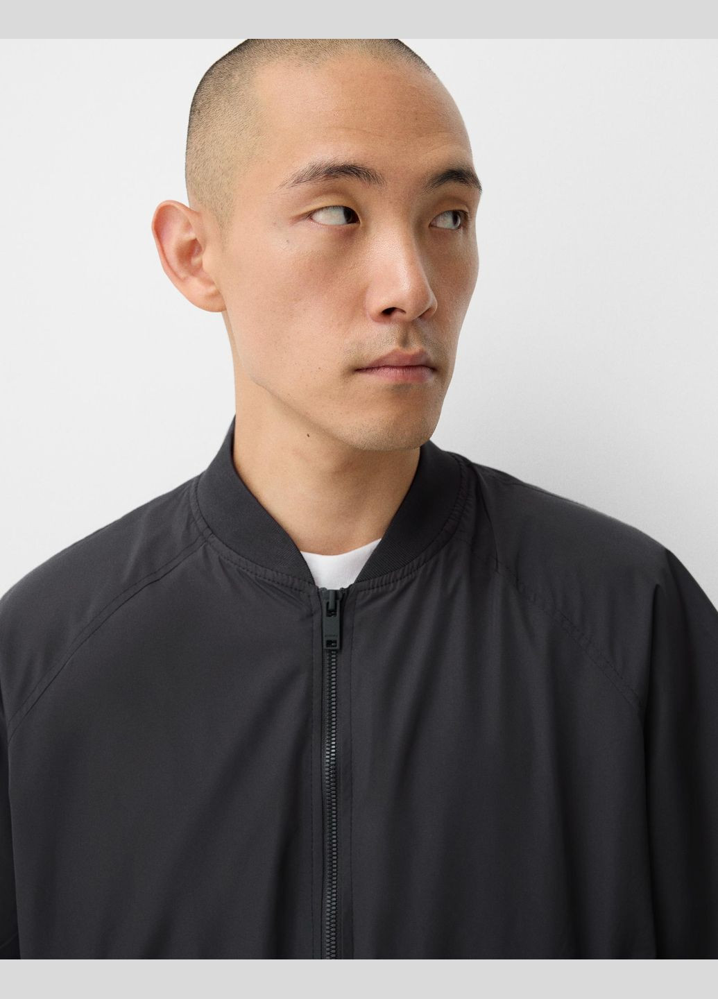 Темно-сіра демісезонна вітровка Bershka