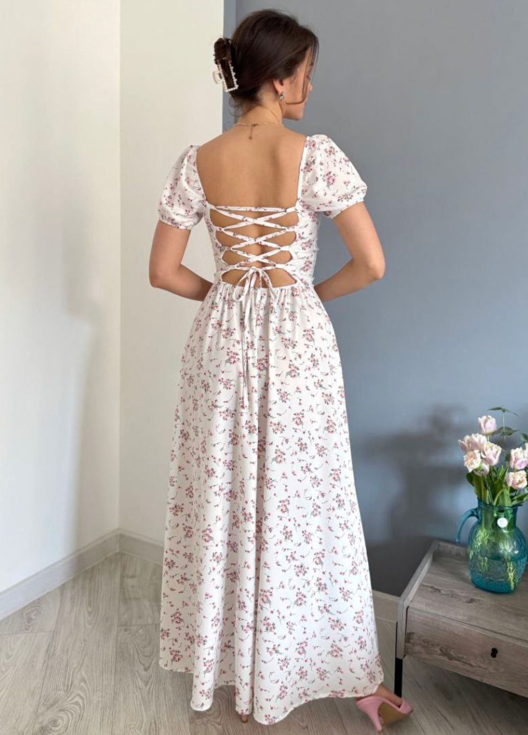 Белое повседневный платье макси с разрезом и цветочным принтом. с открытыми плечами Tik-Tak с цветочным принтом