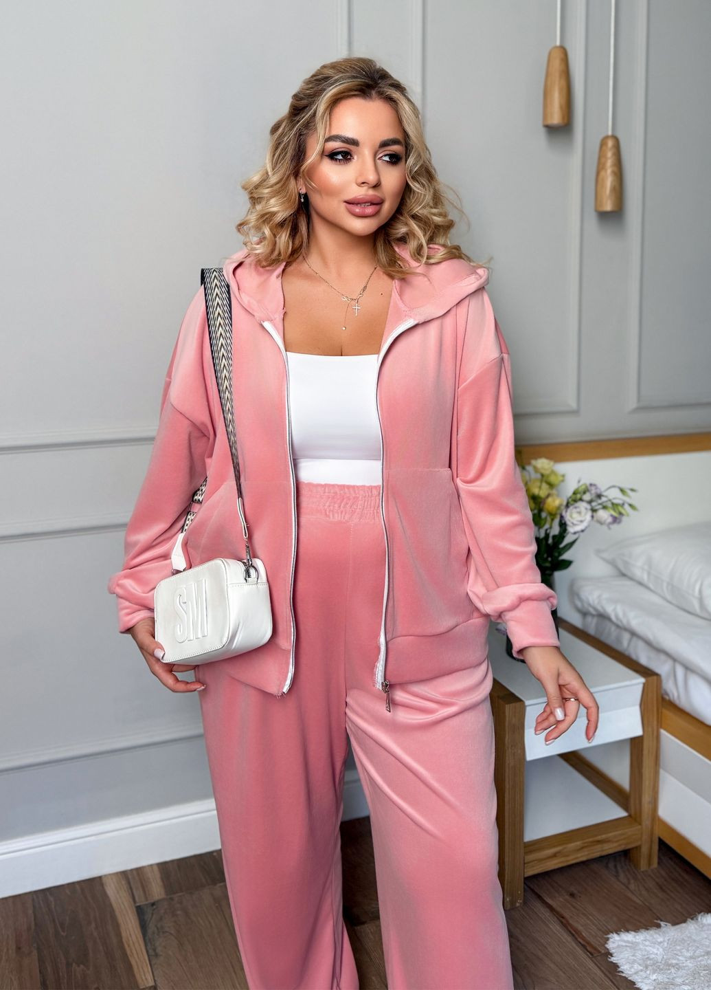 Спортивный костюм женский велюровый с капюшоном (кофта + штаны) No Brand (351355773)