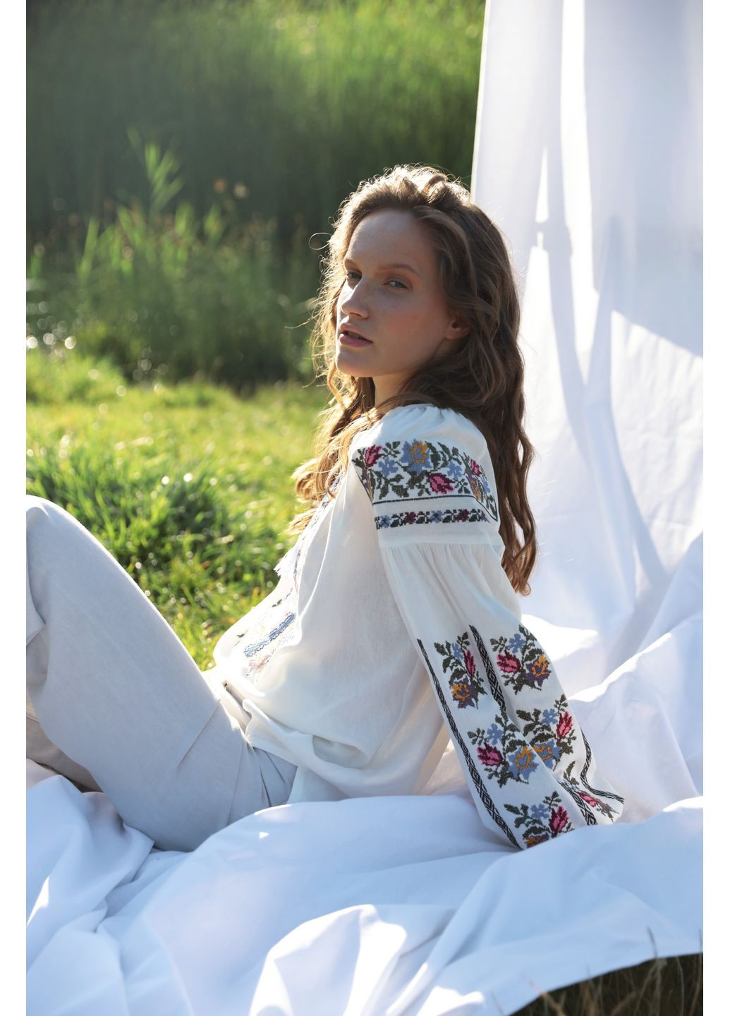 Белая эксклюзивная женская вышиванка "цветок" (65% лен), размер l, яркая машинная вышивка гладью. MOTYV узор цветочный лен (370372710)