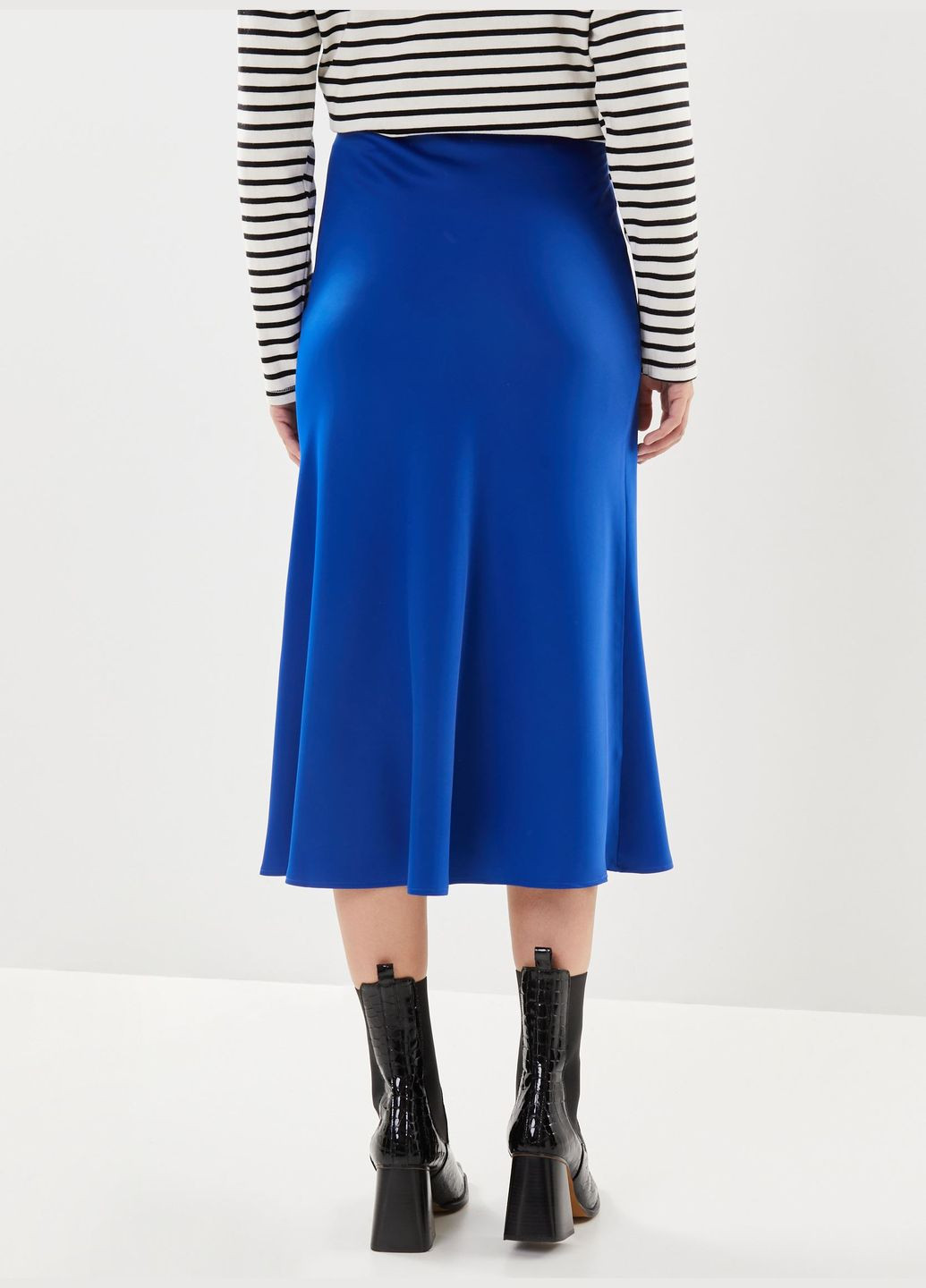 Синяя повседневная, кэжуал, вечерний однотонная юбка атласная Selected Femme а-силуэта (трапеция)
