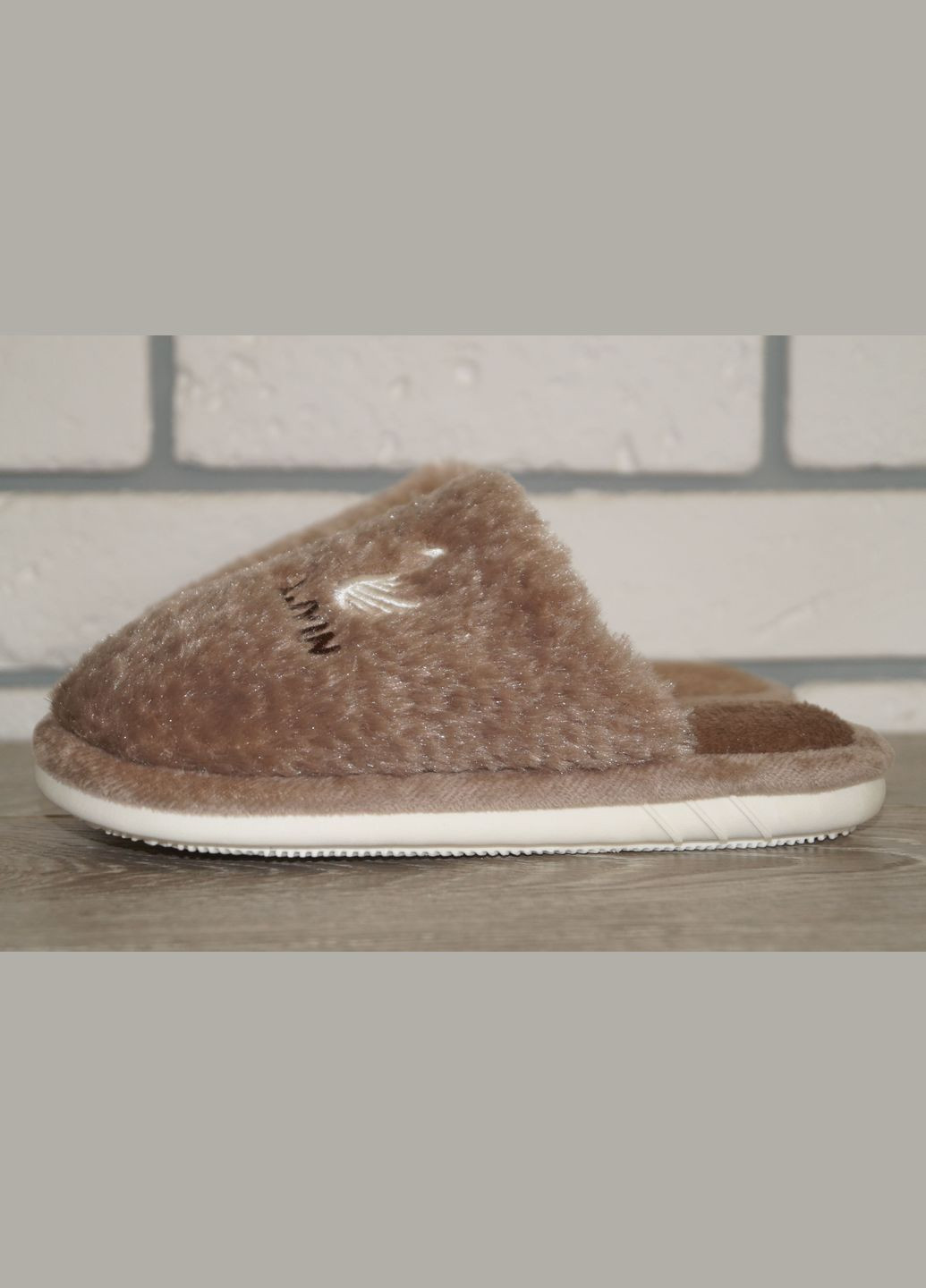 Коричневые комнатные тапочки для девочки с оригинальным дизайном Lion с аппликацией, с белой подошвой, с вышивкой