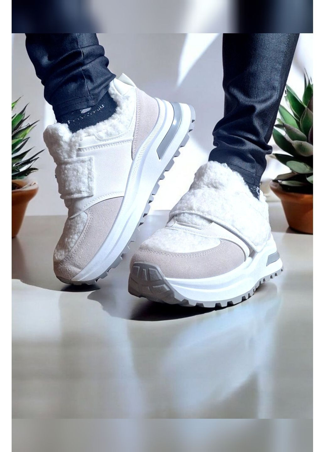 Білі жіночі зимові з хутром тедді на липучці теплі з бежево-сірими вставками Viki кросівки білі зими (368043059)