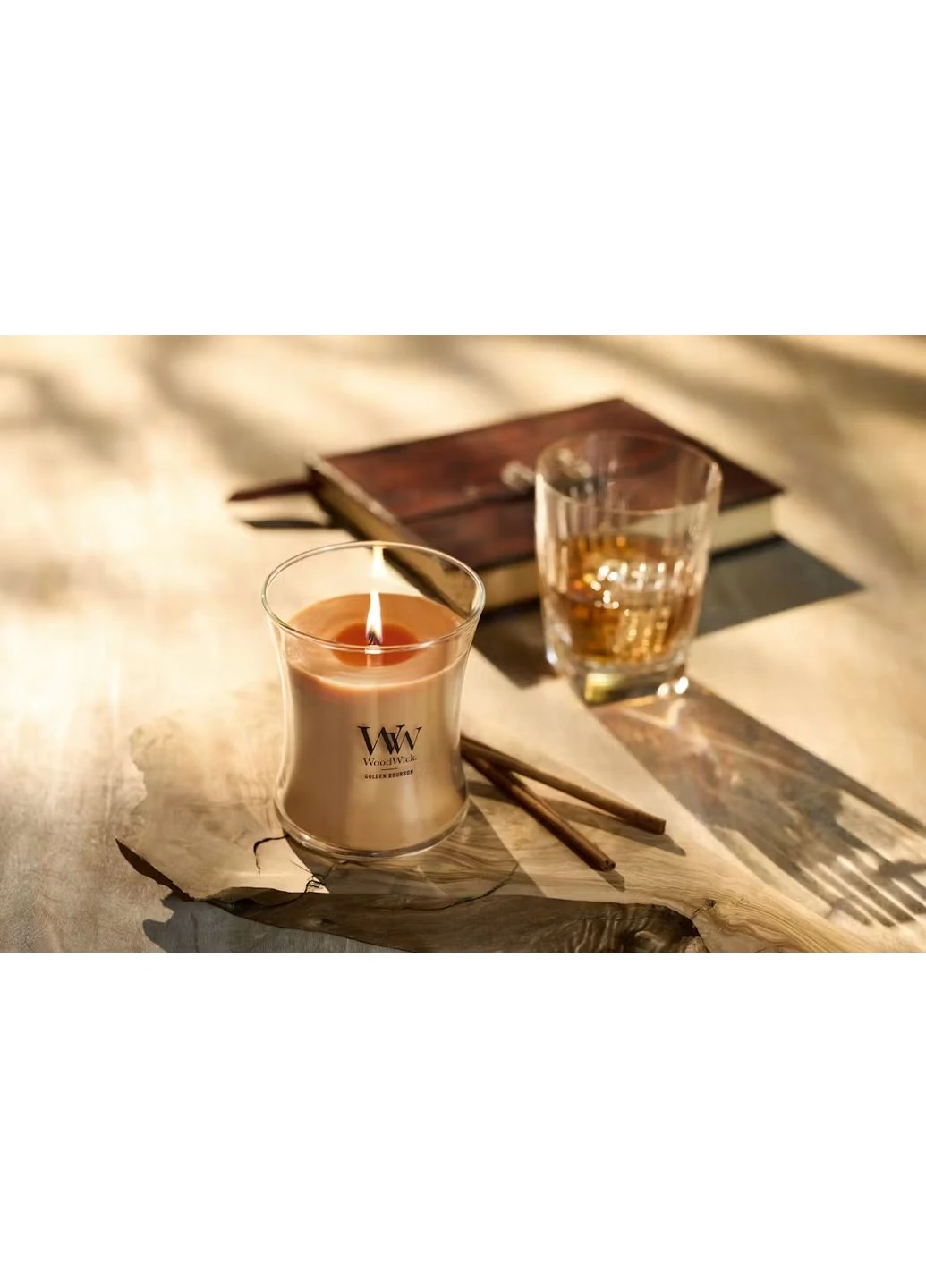 Ароматическая свеча с ароматом медового виски и копченого дерева Medium Golden Bourbon 275 г WoodWick (400787797)