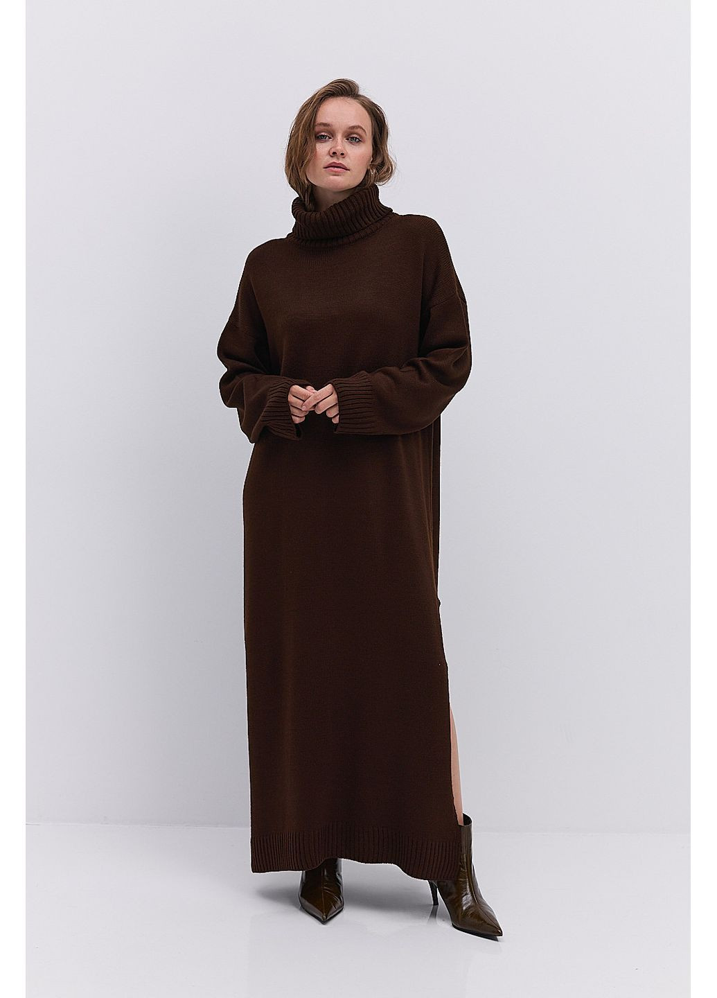 Коричнева вязана зимова сукня світло-сіра з високим коміром і розрізом збоку Arjen