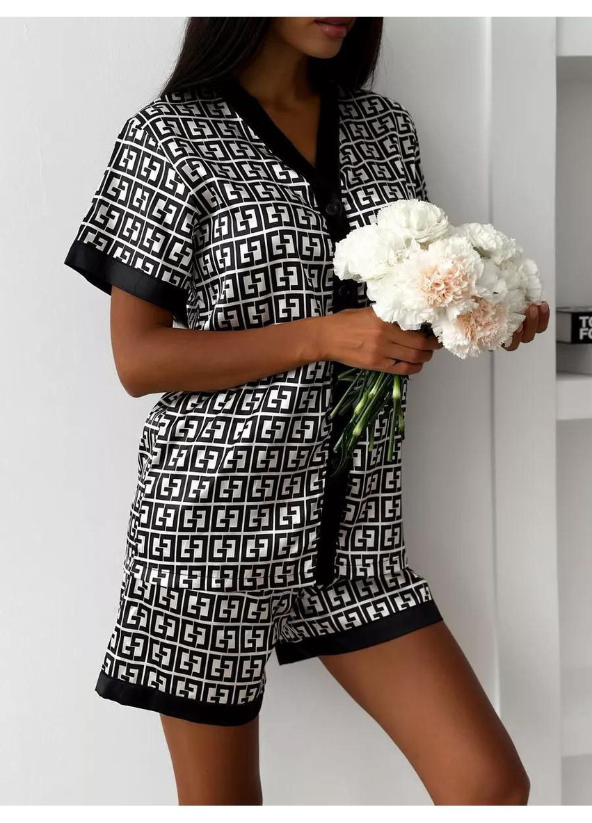 Серая всесезон пижама женская атласная классическая прямого кроя домашний комплект с шортами и тенниской лого fendi рубашка + шорты No Brand Піжама атласна з шортами Fendi сіра