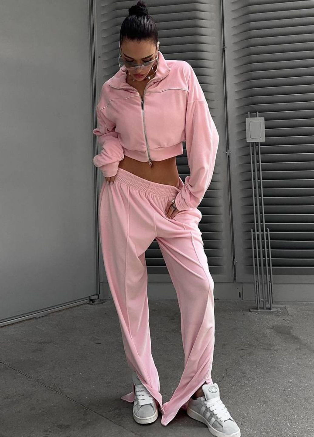 Повседневный оверсайз костюм двойка декорированный кантом: укороченная кофта на молнии + брюки с вырезами Tik-Tak (322677741)