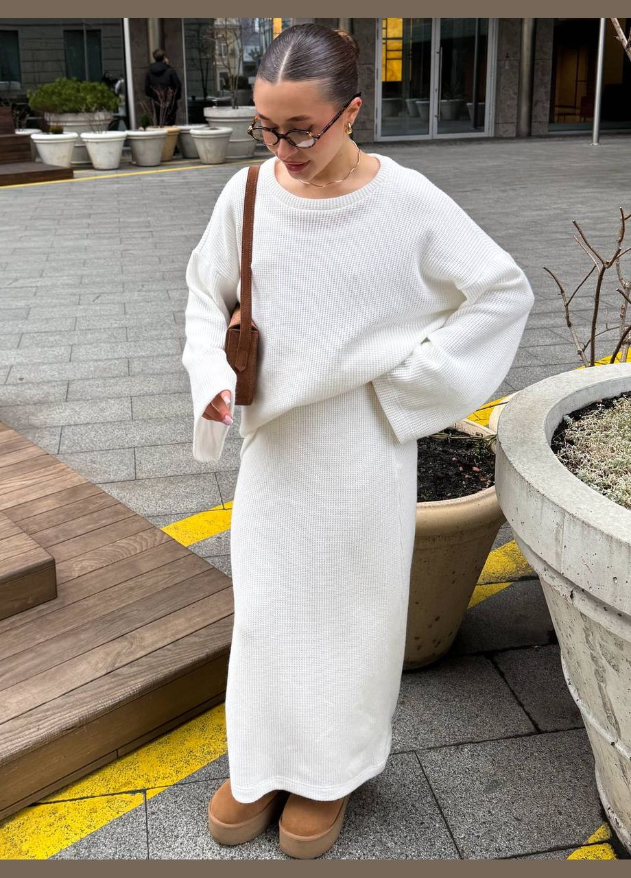 Молочний, ніжний костюм для особливих образів, виконаний з приємної до тіла тканини, що забезпечує комфорт та елегантність No Brand 2525 (317369291)