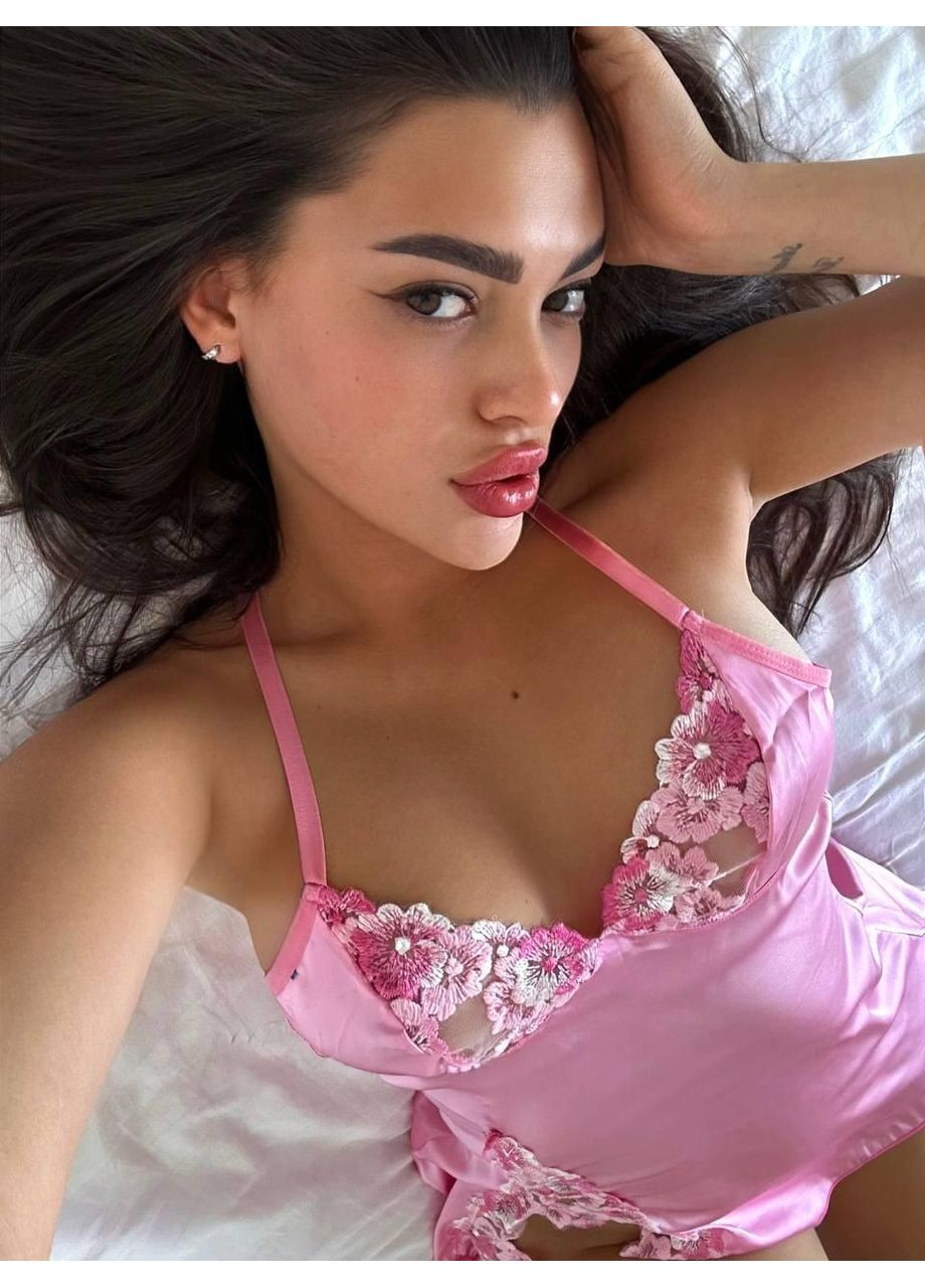 Сорочка-пеньюар шовкова рожевого кольору з мереживними вставками. Пеньюар шовковий короткий з квітковим мереживом і тонким No Brand (366571699)