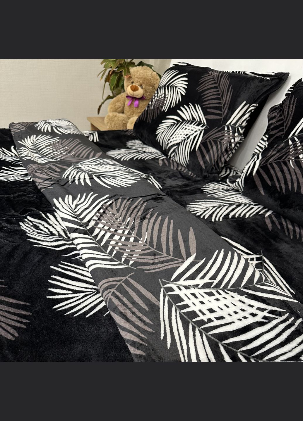 Якісна постільна білизна з велюру півтораспальний розмір чорного кольору з малюнком листя No Brand (311667774)