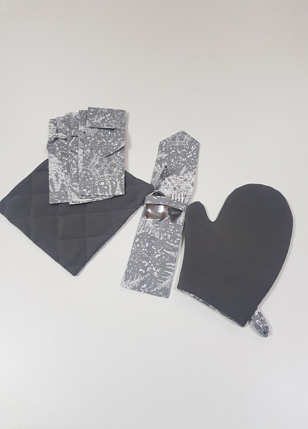 Комплект для сервірування Новорічний чохли для приборів 6шт прихватка 1шт рукавичка 1шт сірий (1_1ч) Firanka New Year (332056231)