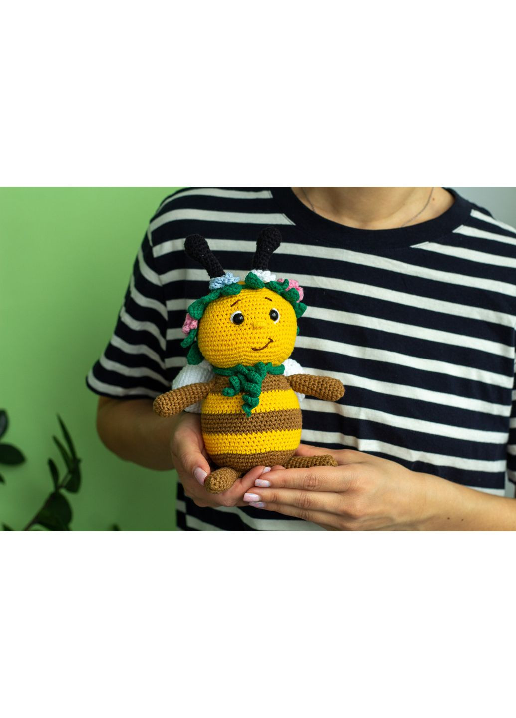 Амигуруми пчёлка в венке – вязаная игрушка 25 см ручной работы No Brand (352474138)