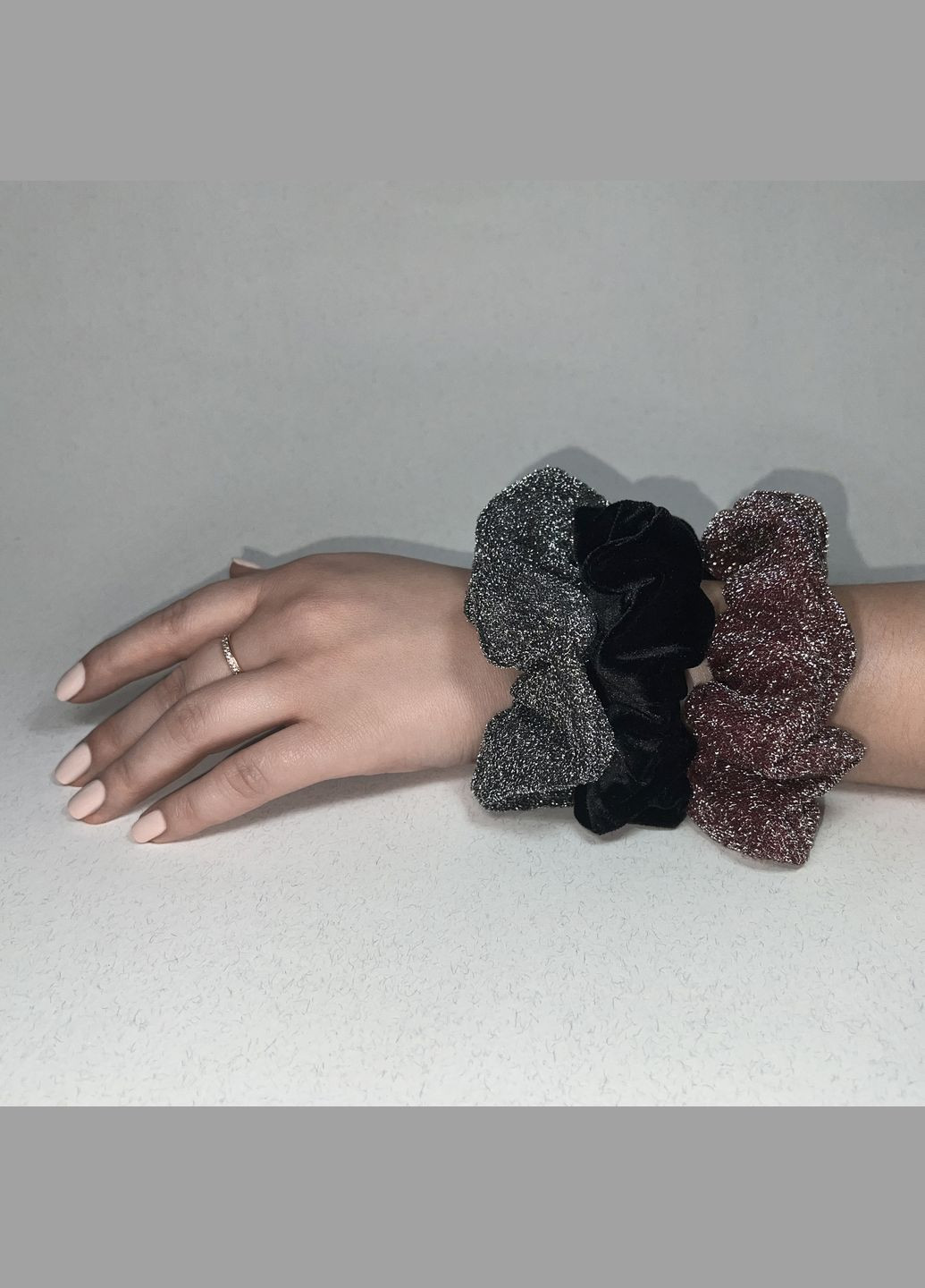 Набор резинок для волос - Скранчи - 3 резинки из люрекса и бархата черный InRed (306437379)