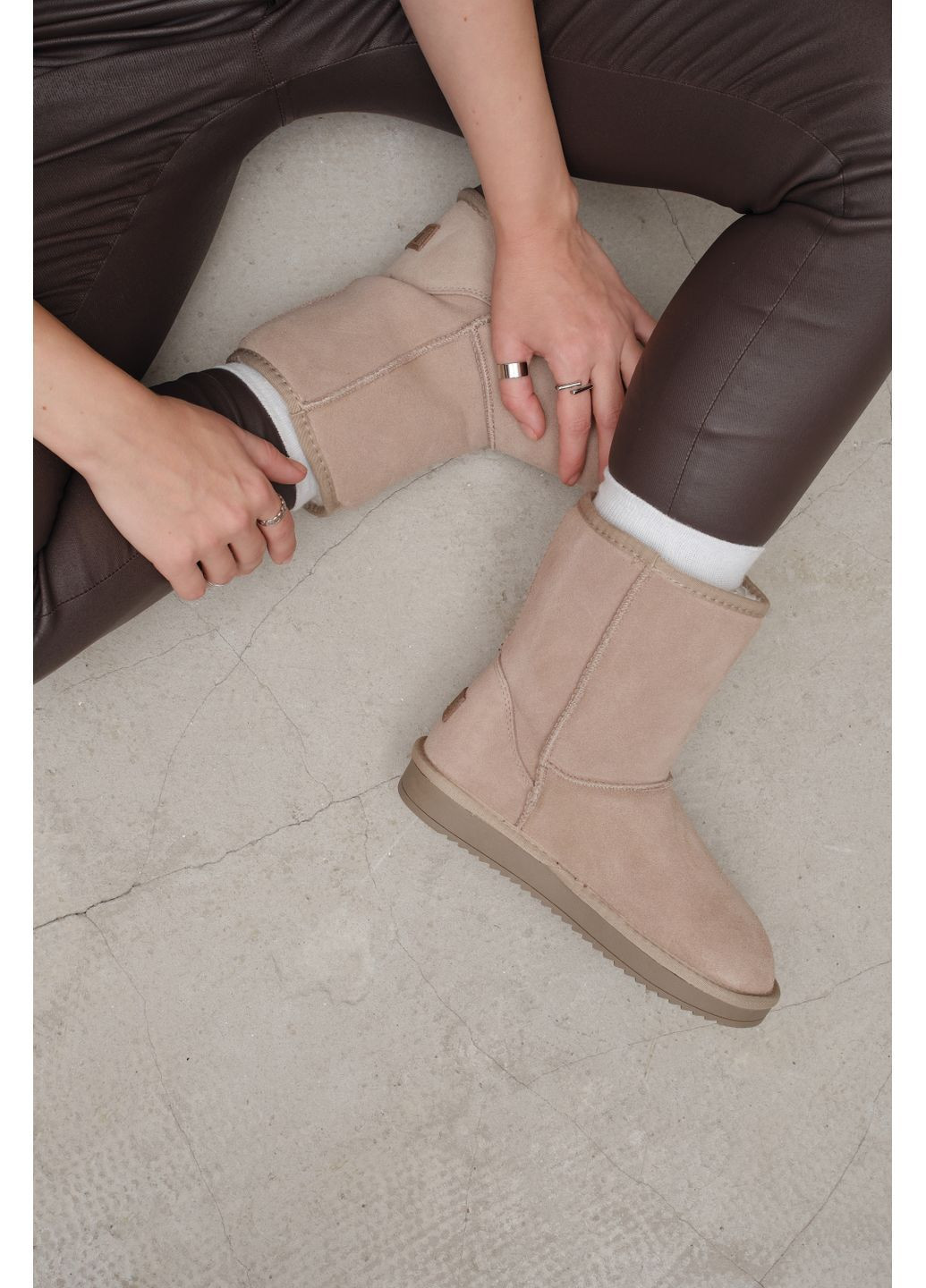 Жіночі високі зимові уггі бежевого кольору, замшеві, теплі та комфортні, стильне зимове взуття на щодень ITTS (363984998)