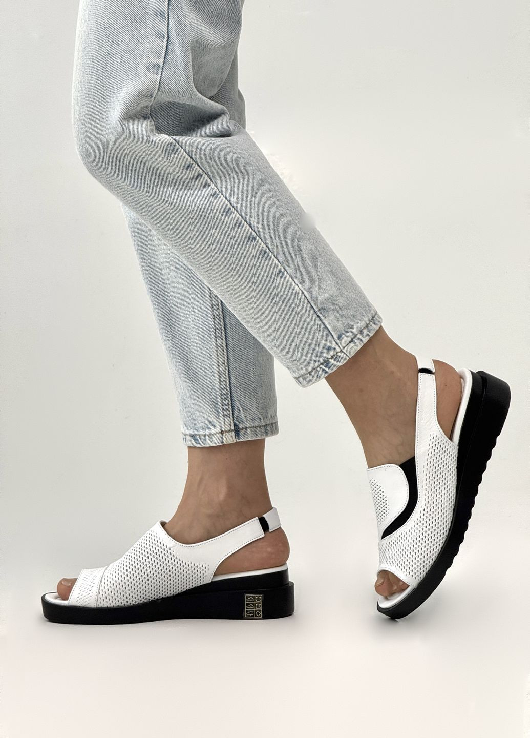 Белые шлепанцы женские кожаные на полную ножку и высокий подъём Sherlock Soon