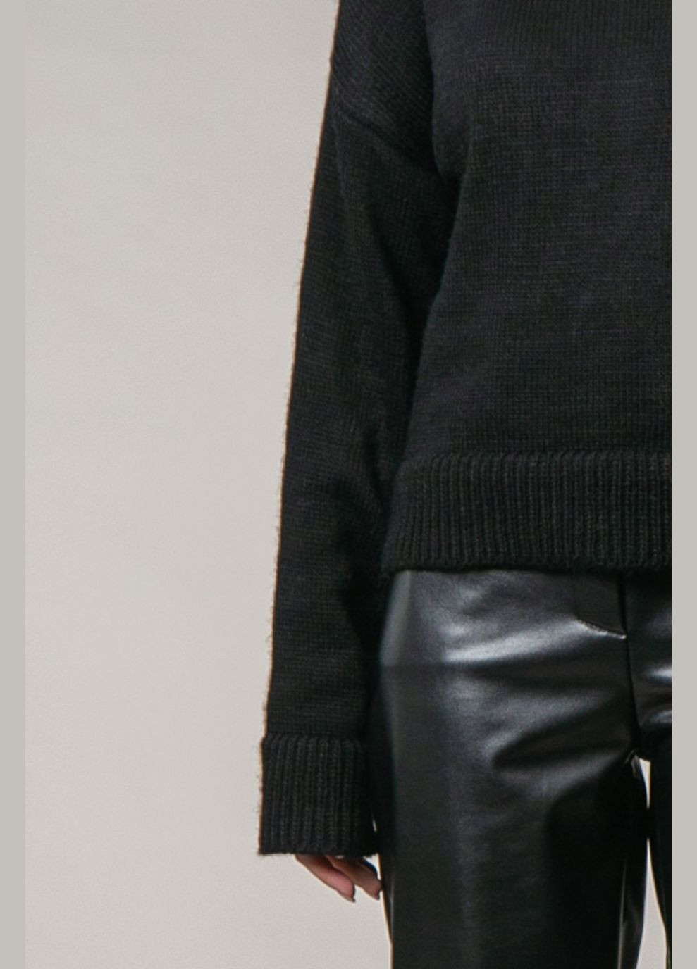 Чорний зимовий светр оверсайз з широким коміром one size джемпер CHICLY