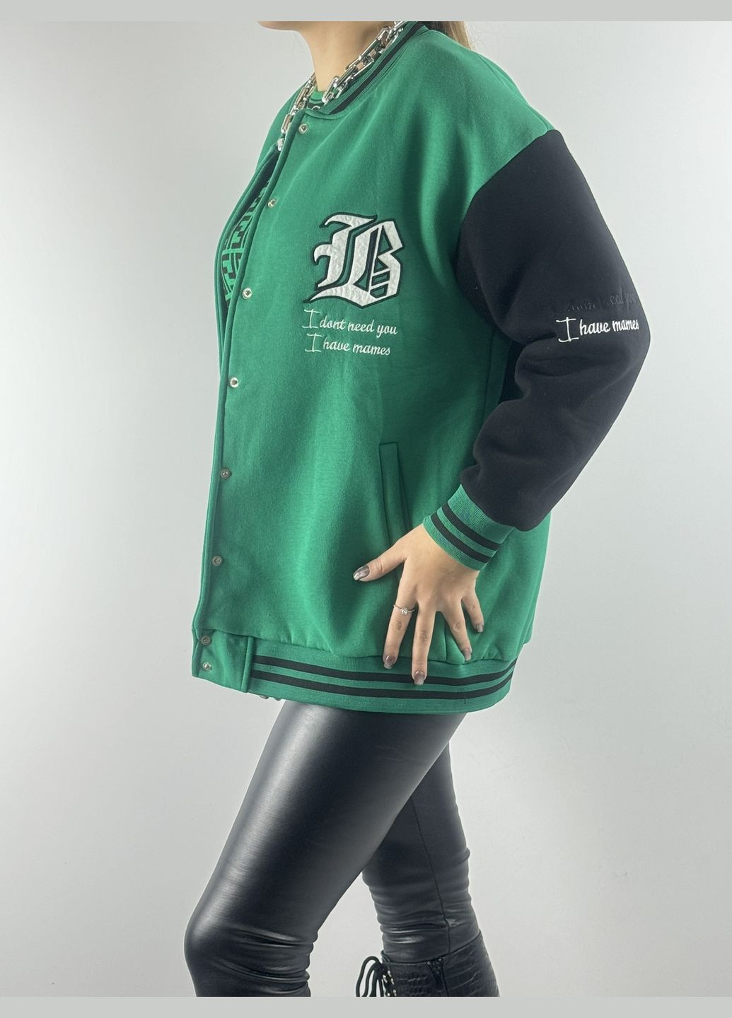 Бомбер женский, зеленого цвета, на теплом флюсе, на кнопках по переду, очень теплый и мягкий, рукав черного цвета Kor@Kor (312537623)