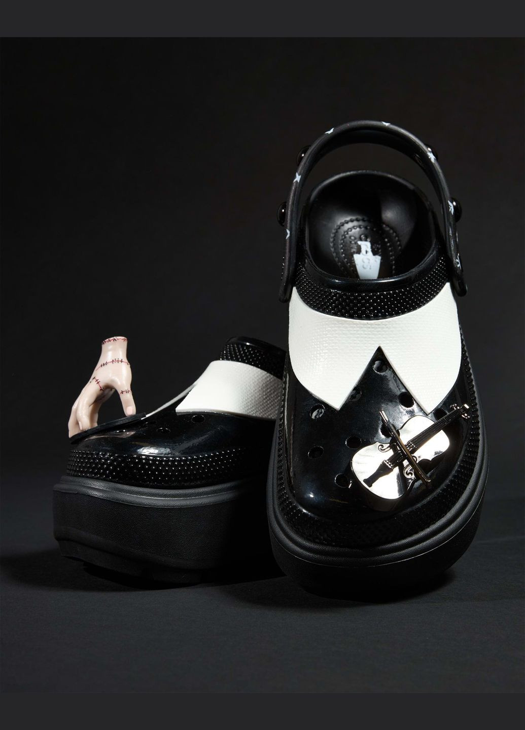 Черно-белые женские кроксы wednesday clog wednesday black Crocs на платформе с заклепками