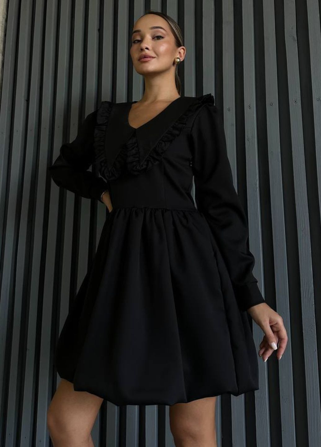 Чорна кежуал приталена міні сукня балон з довгими рукавами та відкладним коміром прикрашений рюшами балон Україна однотонна
