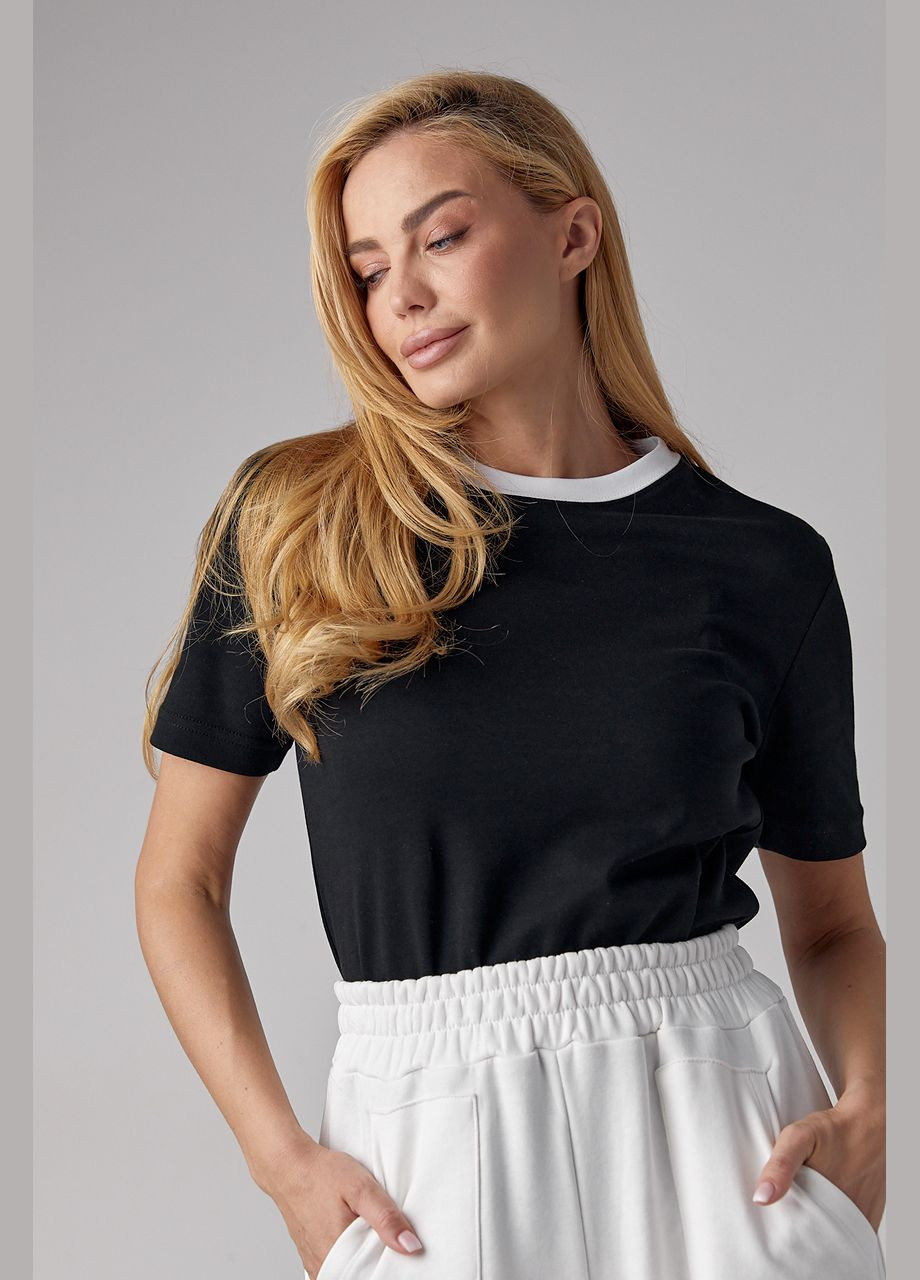 Чорна літня трикотажна жіноча футболка з контрастною окантовкою Lurex