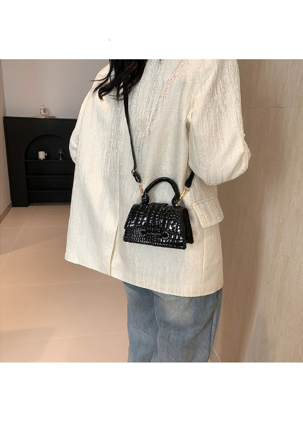 Жіноча маленька сумка каркасна кросбоді через плече з екошкіри з клапаном RoyalBag P2-8574 (332214209)