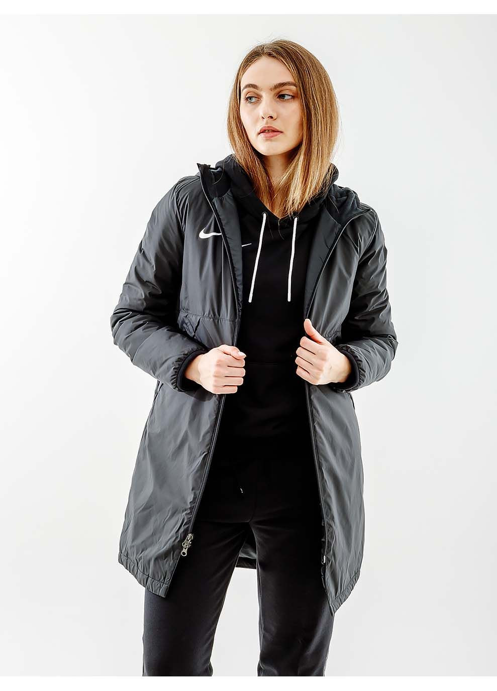 Черная демисезонная женская куртка sn fl rpl park20 sdf jkt черный Nike