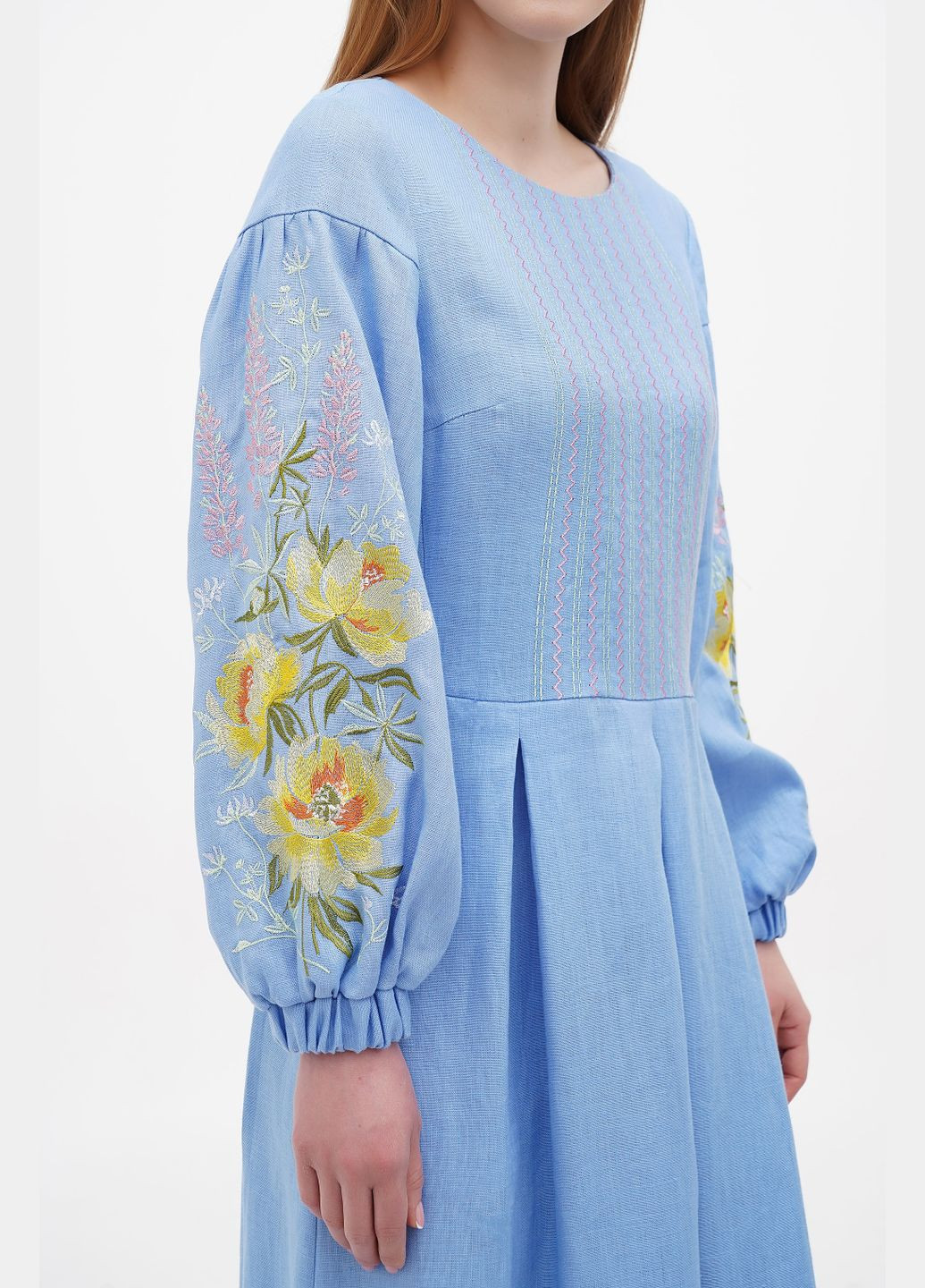 Зеленое льняное макси платье-вышиванка с поясом и вышитыми цветами на рукавах феодора. голубой, р.38, код 0327/38/435 ГАЛЕРЕЯ ЛЬОНУ