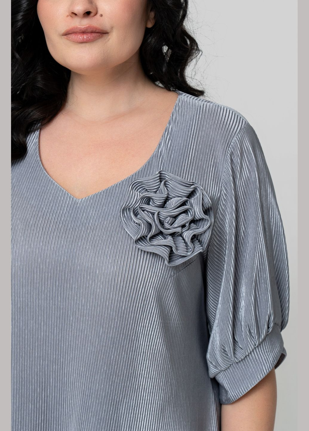 Сіра сукня трапецевидного силуету з трикотажу гофре з декоративною квіткою all posa (ap102343p) A'll Posa