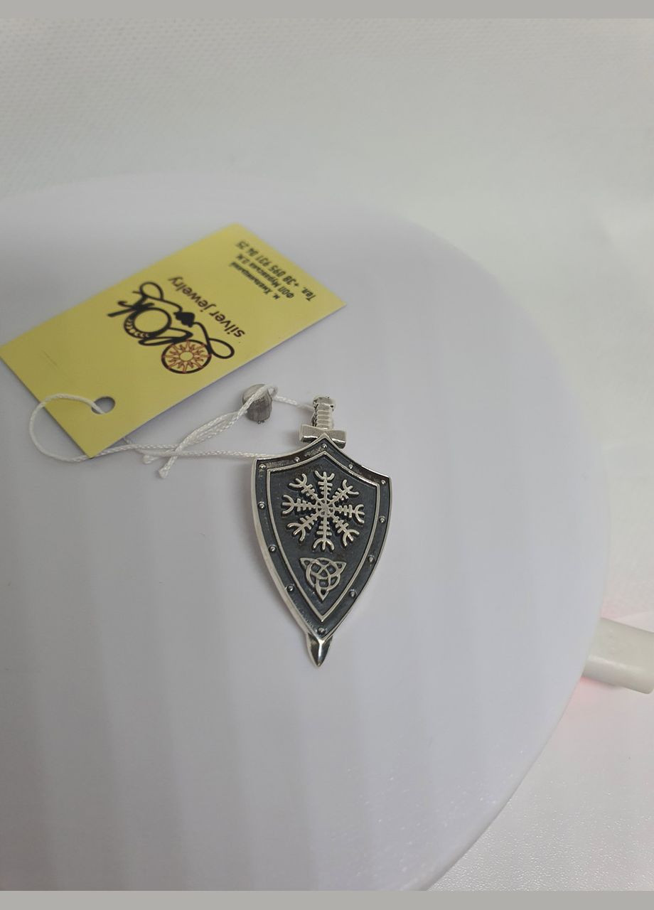 Серебро 925 проба Щит с мечом шлем ужаса зашип ( значок) No Brand (329999416)