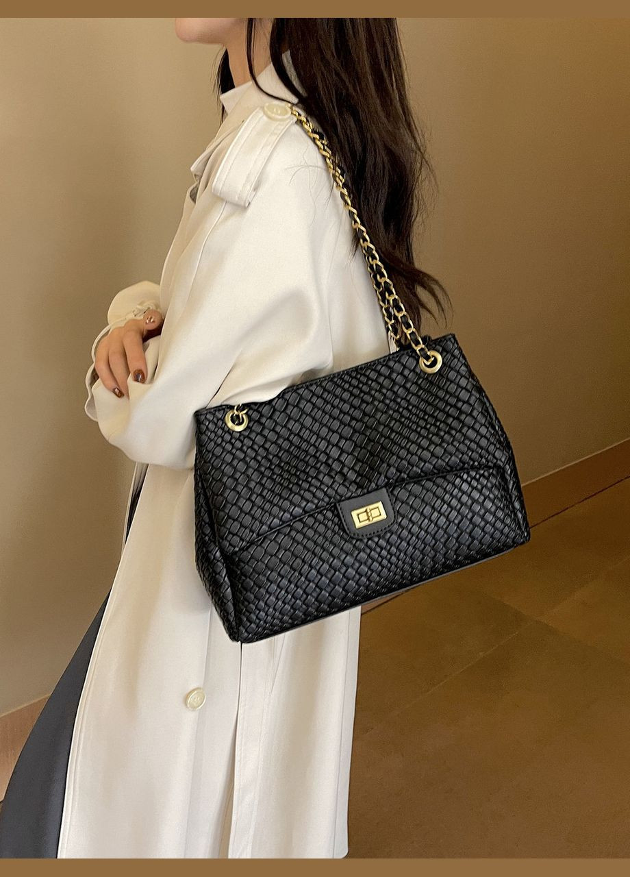 Містка стьобана сумка з декоративними ремінцями No Brand (362732533)