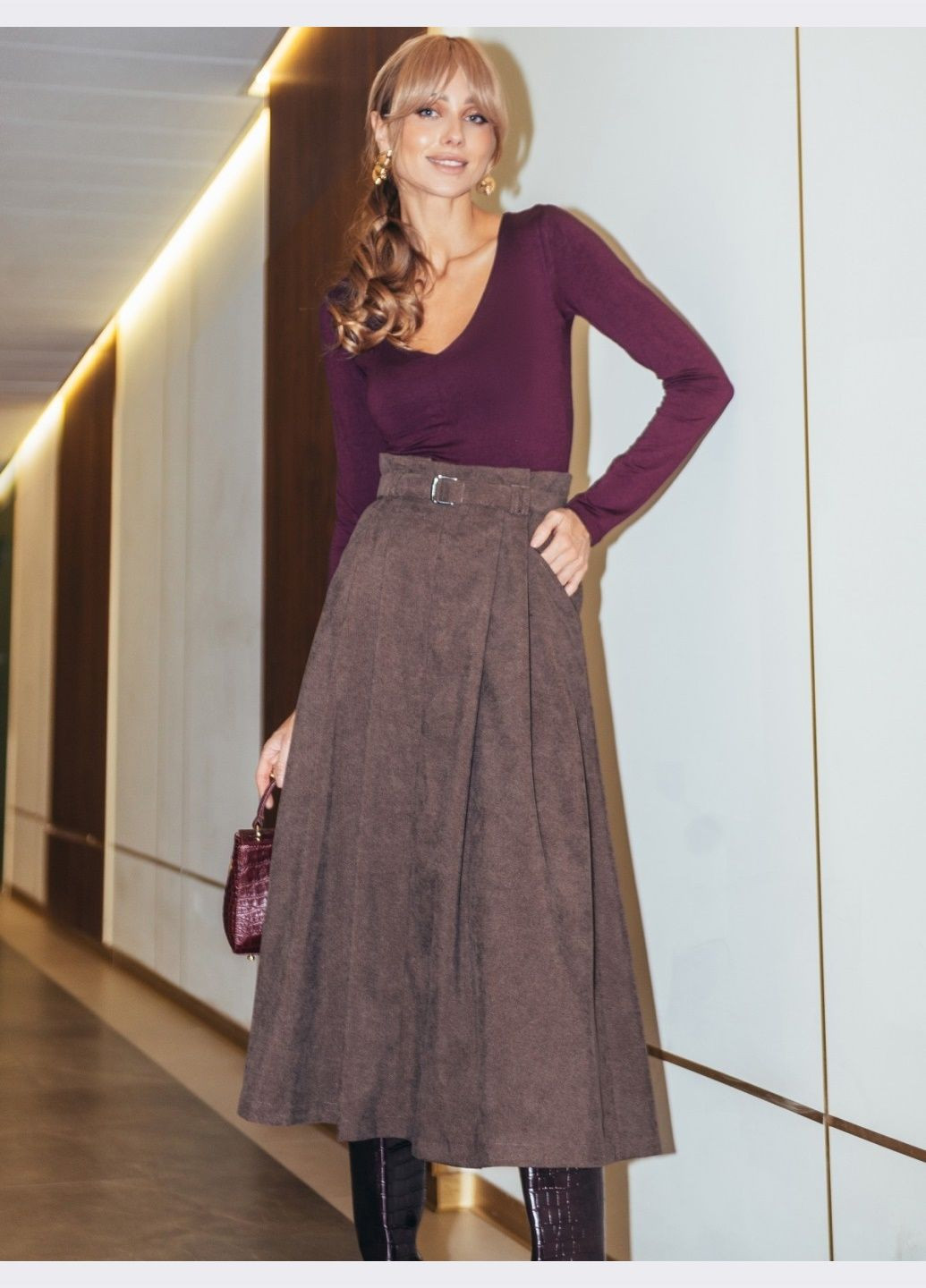 Коричневая кэжуал однотонная юбка-миди из микровельвета коричневого цвета Dressa