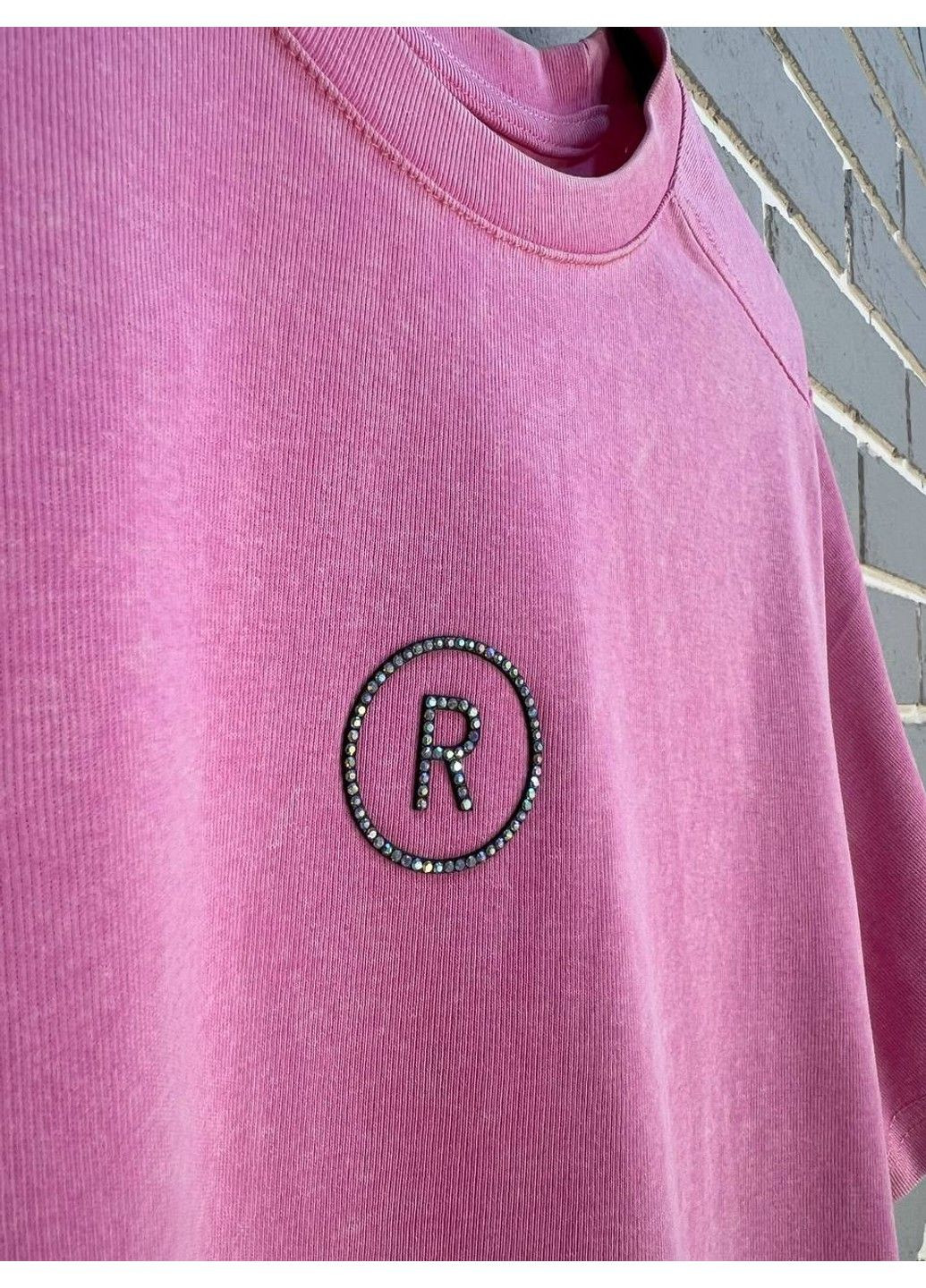 Футболка жіноча A-N 02517 варена аплікація літера "R" з камінців попереду середньої довжини one size No Brand - (315589176)
