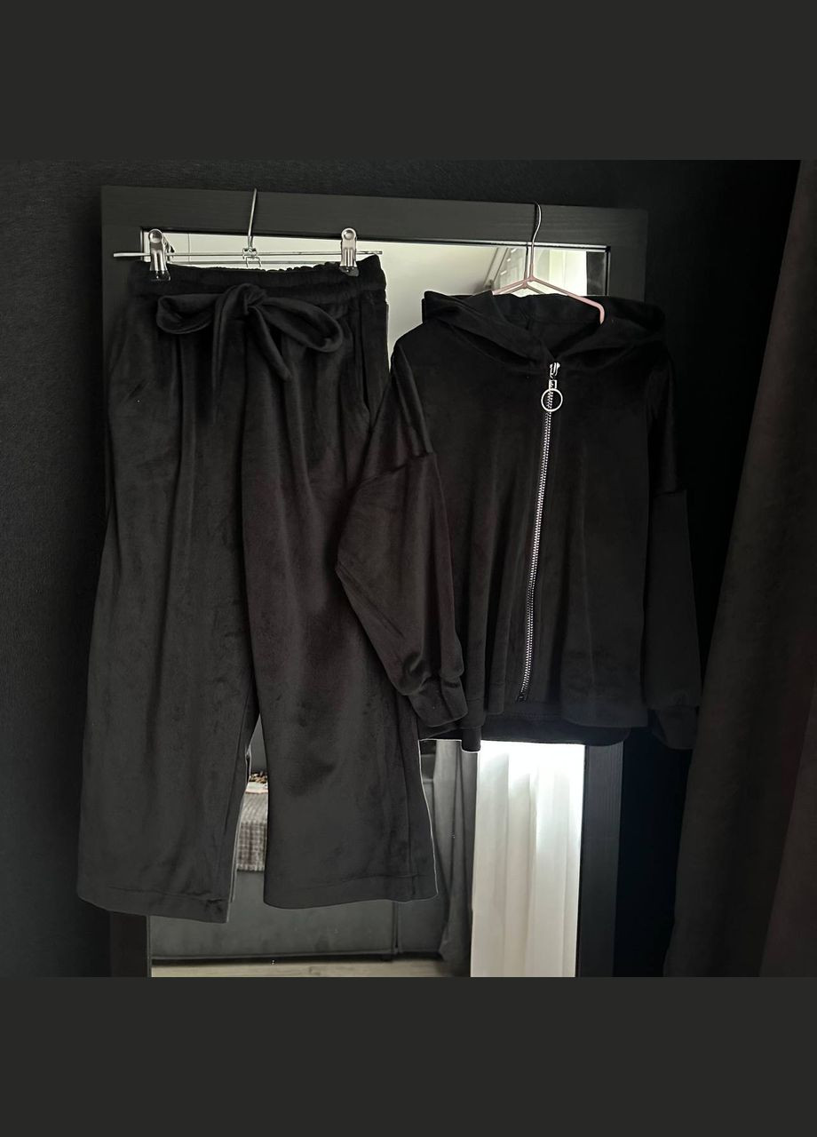 Чорний демісезонний костюм велюровий з кофтою та штанами Adelante