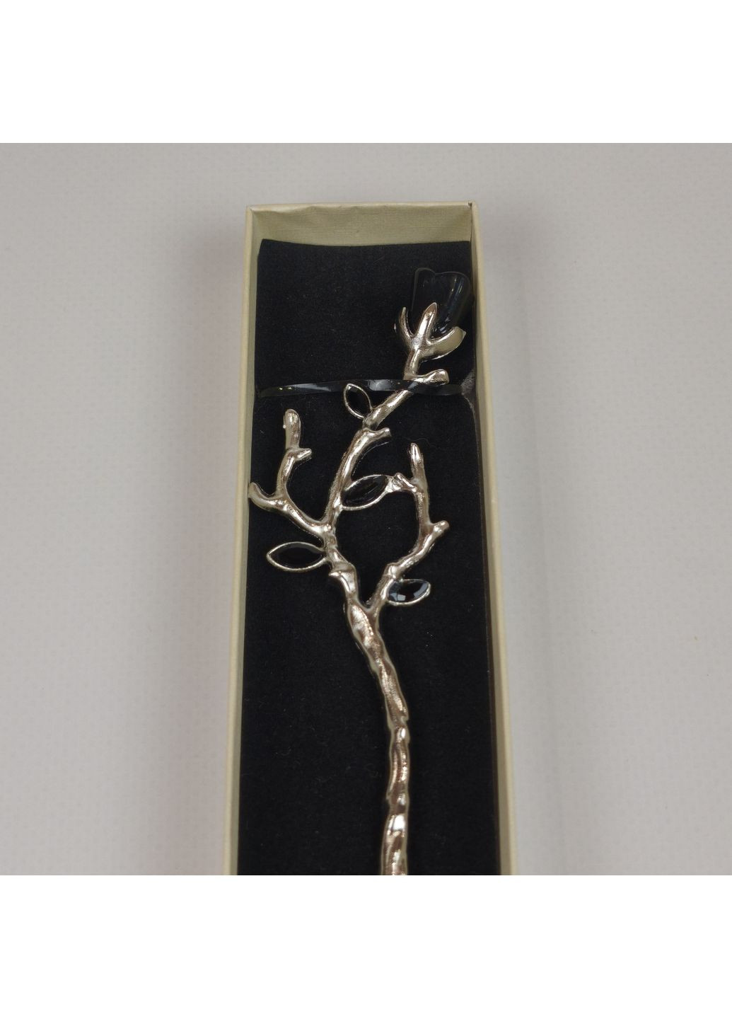 Паличка-шпилька металева китайська для волосся з чорною трояндою в подарунковій коробочці, срібляста No Brand (352474438)