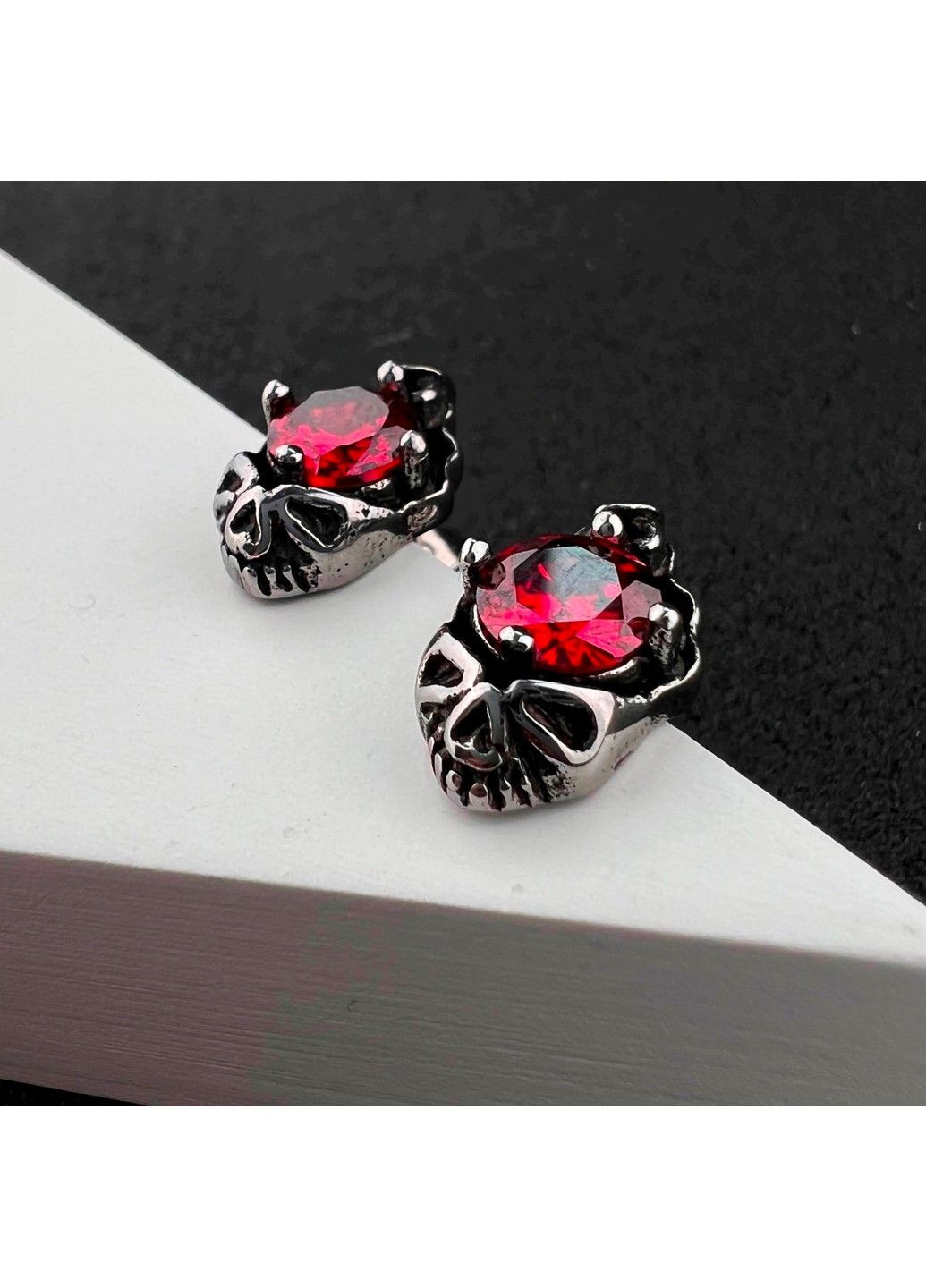 Готичні сережки череп з червоним каменем із медичної сталі ES-041 No Brand (299330609)