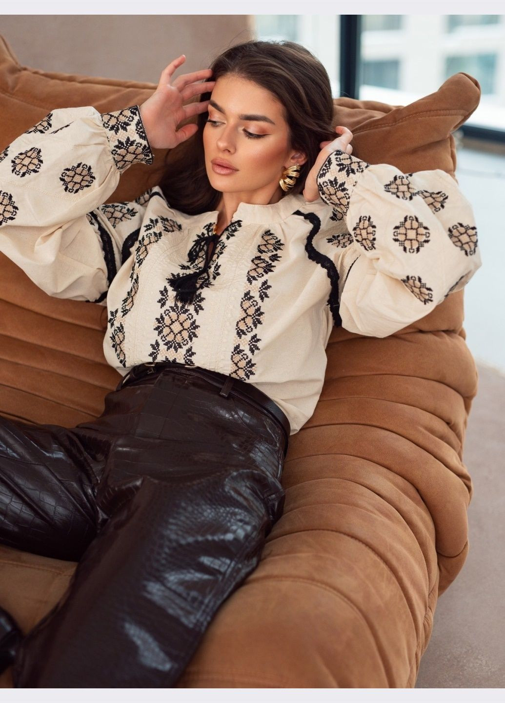 Бежева блузка бежевого кольору з чорною вишивкою та китицями Dressa