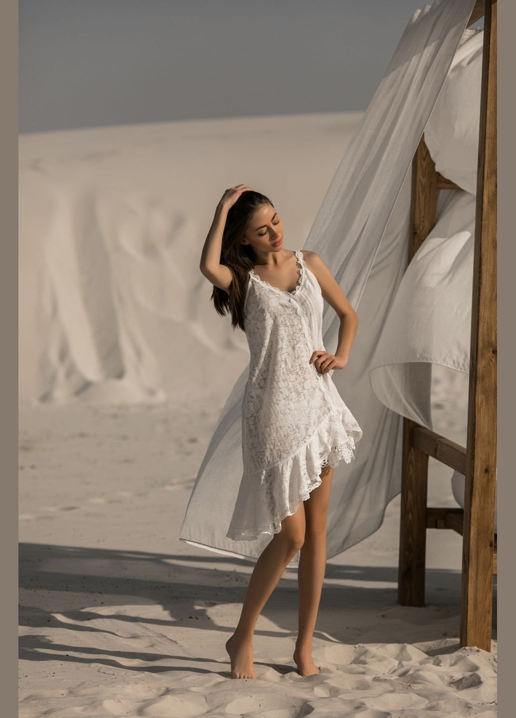 Белое пляжное летнее пляжное платье в цвете ivory: два вида ткани, три вида кружева и асимметричный низ. ORA однотонное
