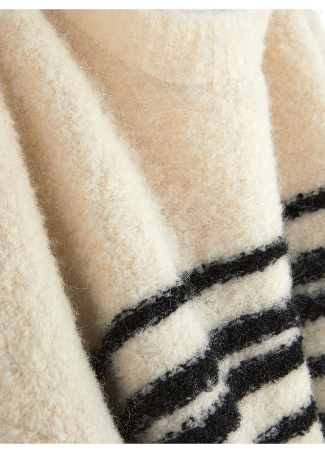 Молочный джемпер зима,молочный-черный, Primark