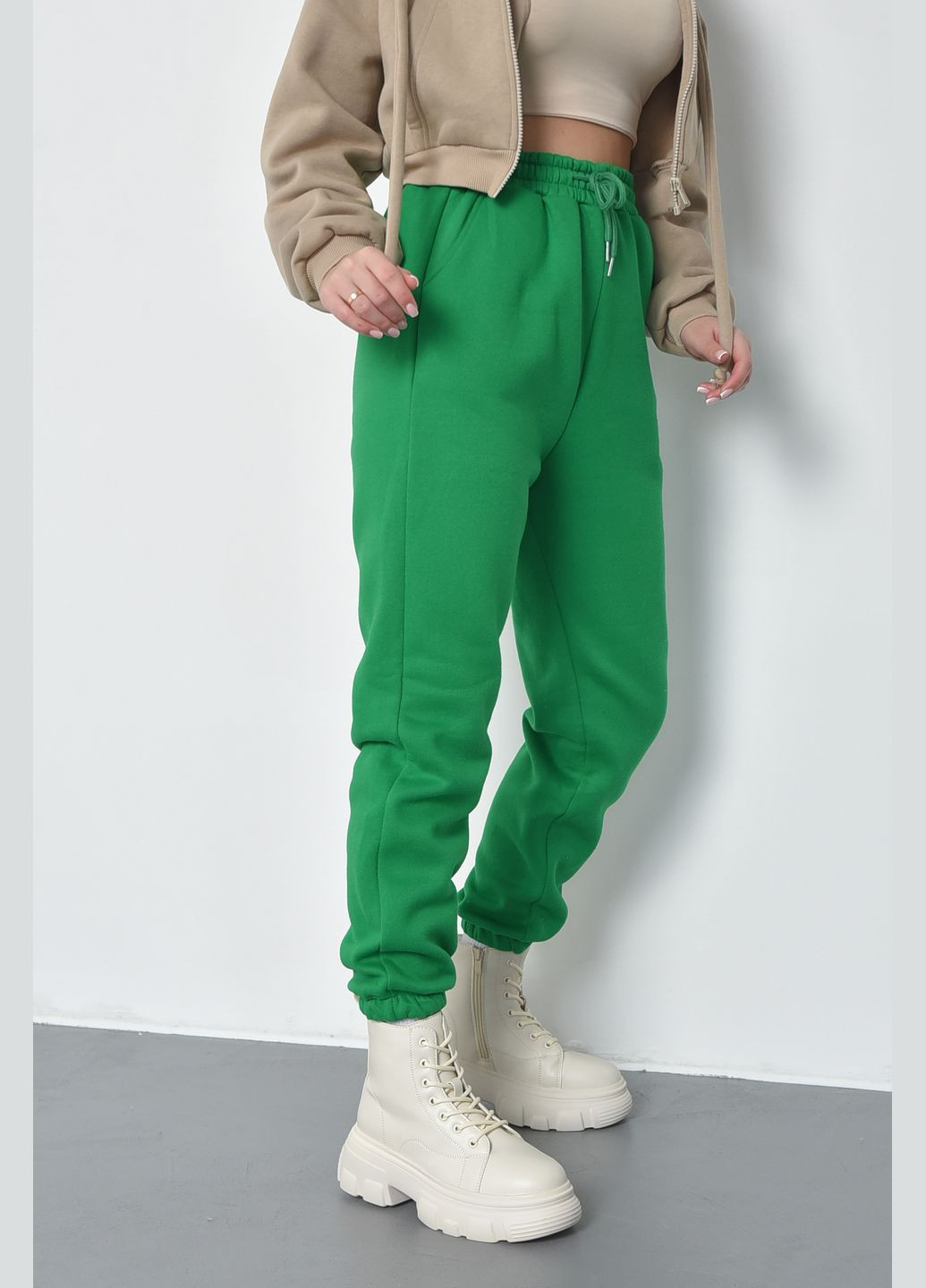 Спортивні штани жіночі на флісі зеленого кольору Let's Shop (285739888)