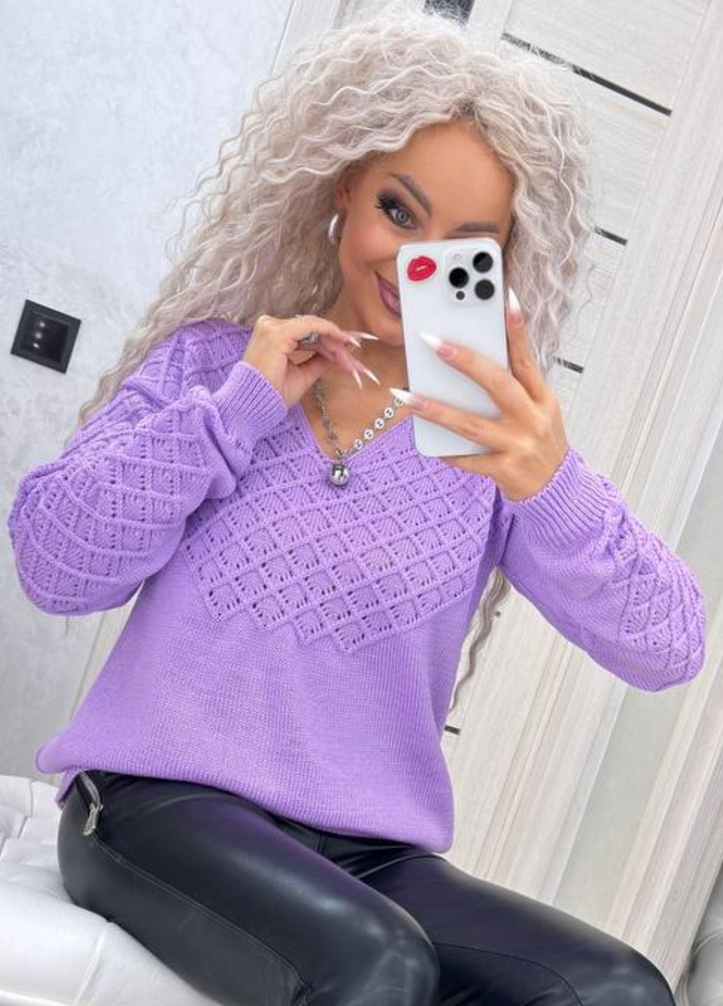 Сиреневый демисезонный вязаный свитер с длинными рукавами и v-образным вырезом горловины. Allthings