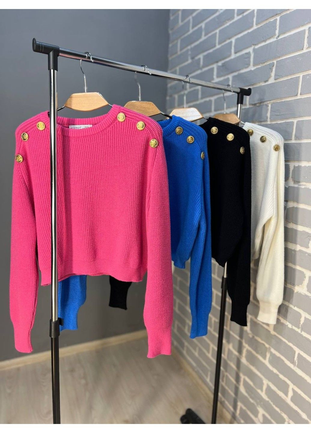 Чорний демісезонний светр жіночий 6733 золоті гудзики на плечах укорочений вільний MIX RAY