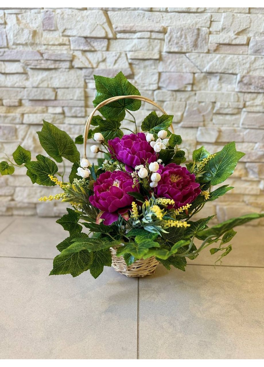 Украшенная корзина из лозы украшена пионом и плющом 45 см. Пластмакс (372838343)