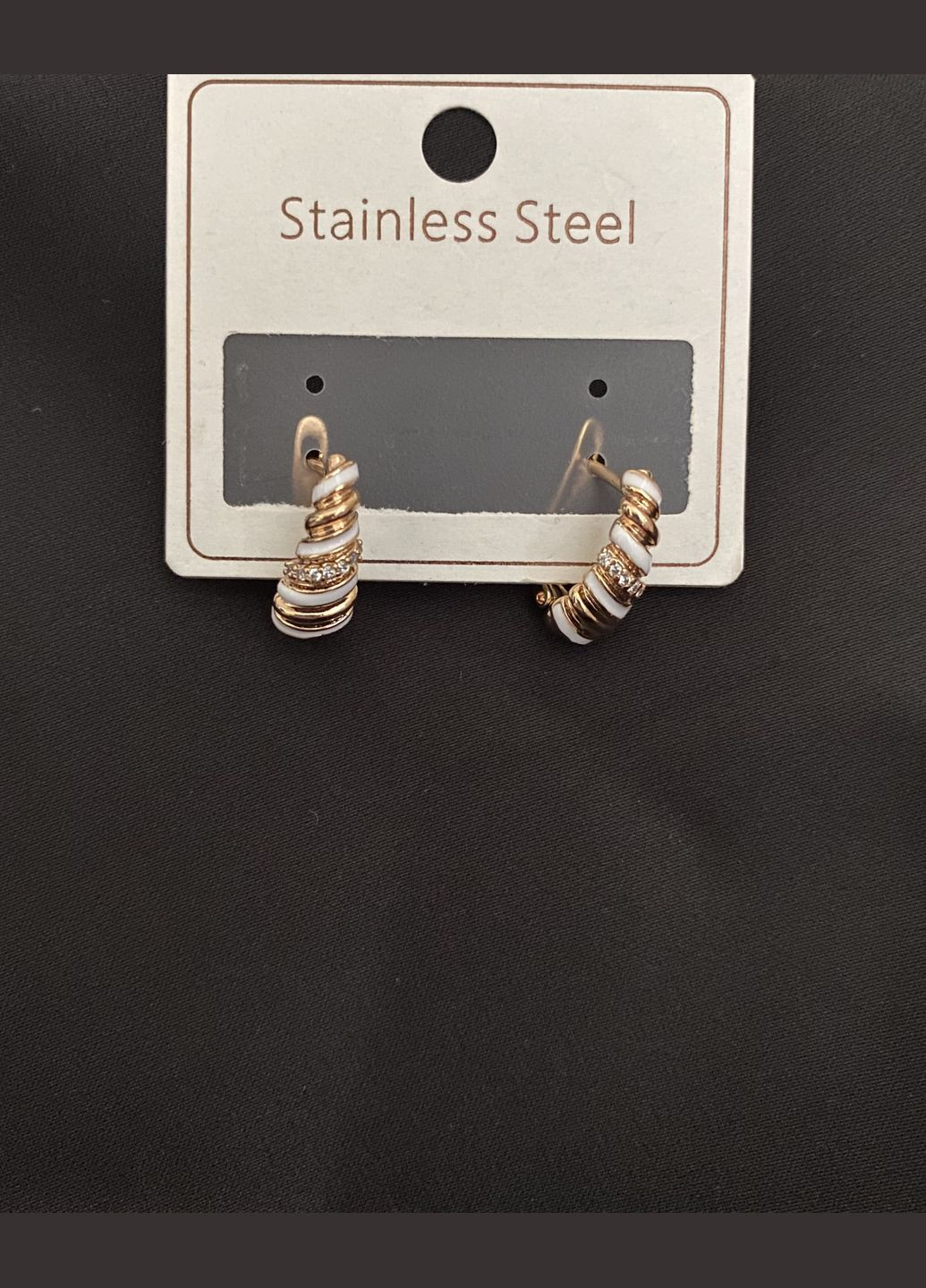 Сережки з білими вставками англійський замок золотого кольору 33814 Fashion (346084681)