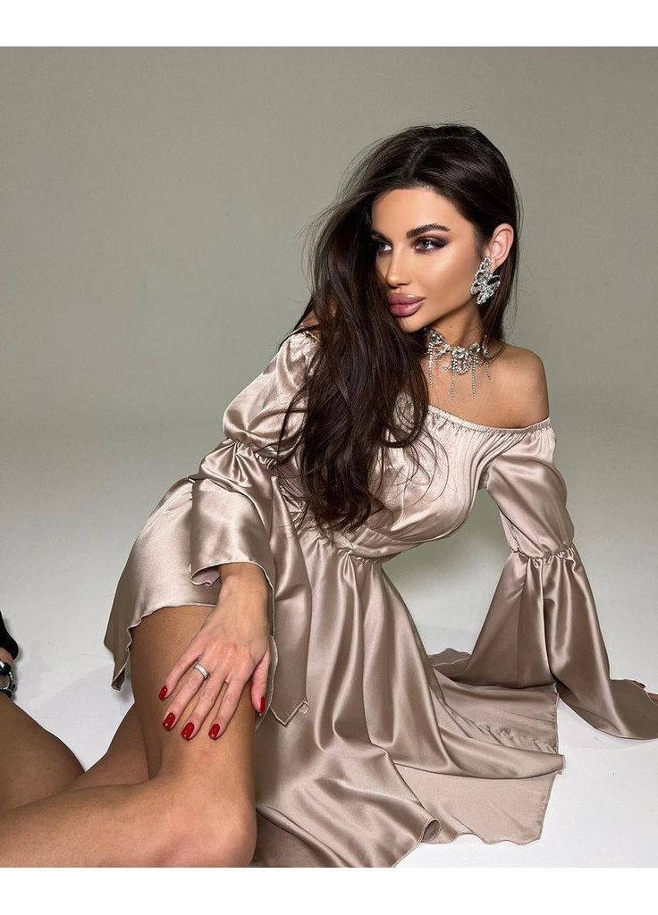 Бежевое праздничный, вечернее, повседневный, кэжуал женское платье с открытыми плечами No Brand однотонное